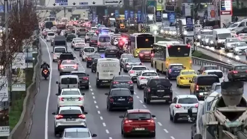 Yağmur İstanbul’da trafiği felç etti