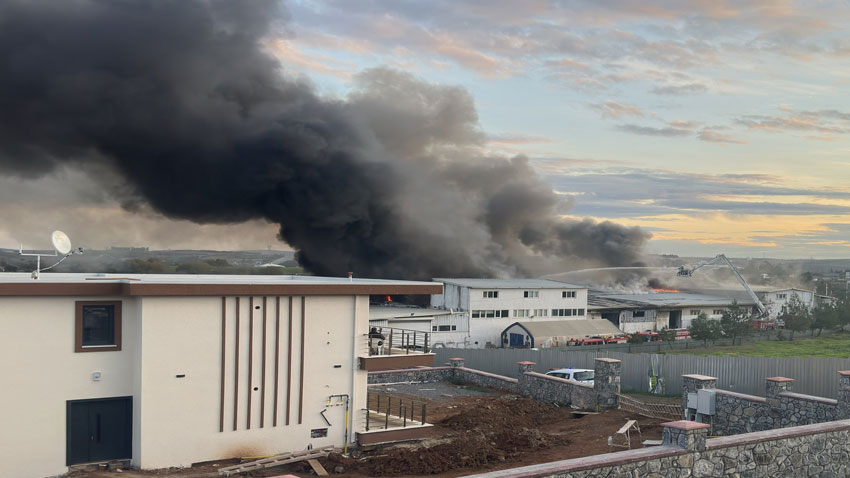 Tuzla’da kauçuk fabrikası yandı