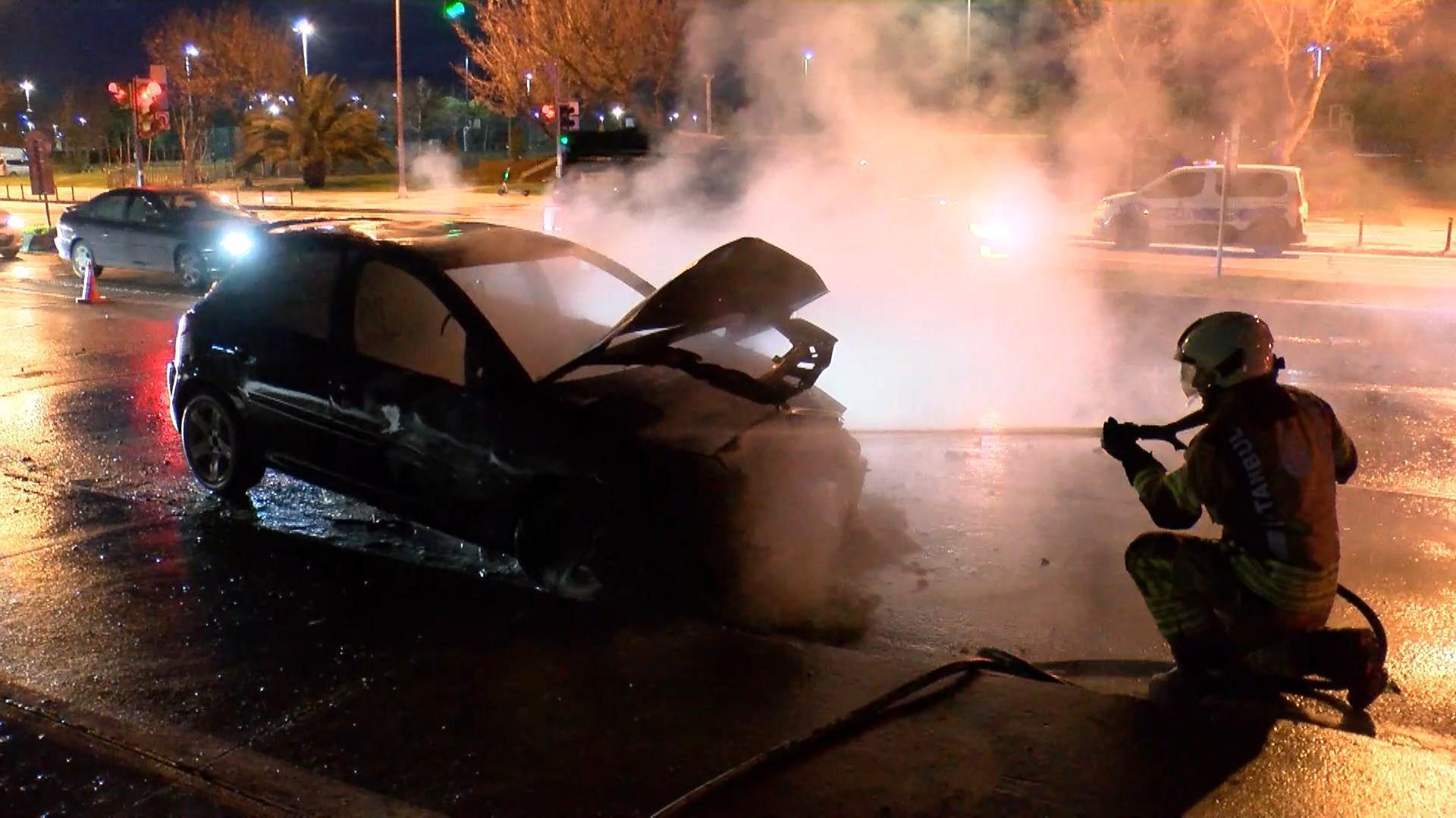 Maltepe’de seyir halindeki otomobil yandı
