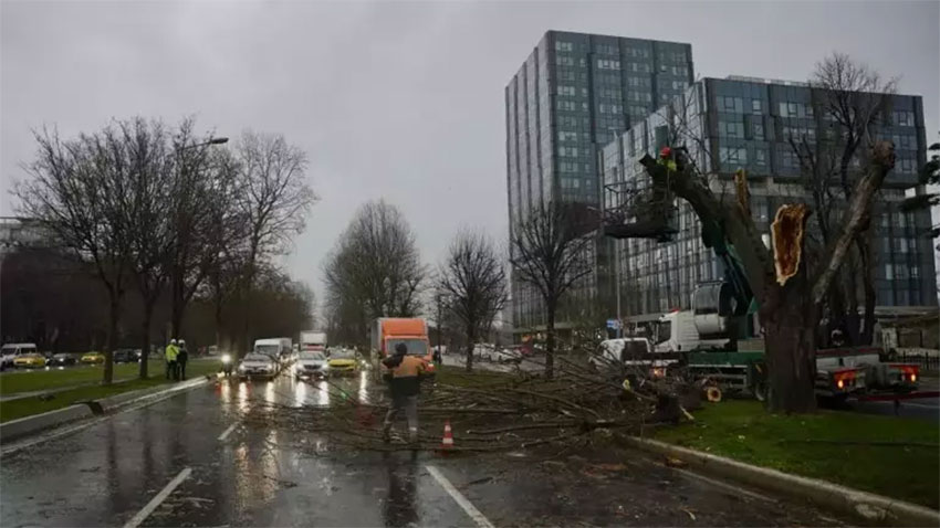 İstanbul’u şiddetli fırtına vurdu