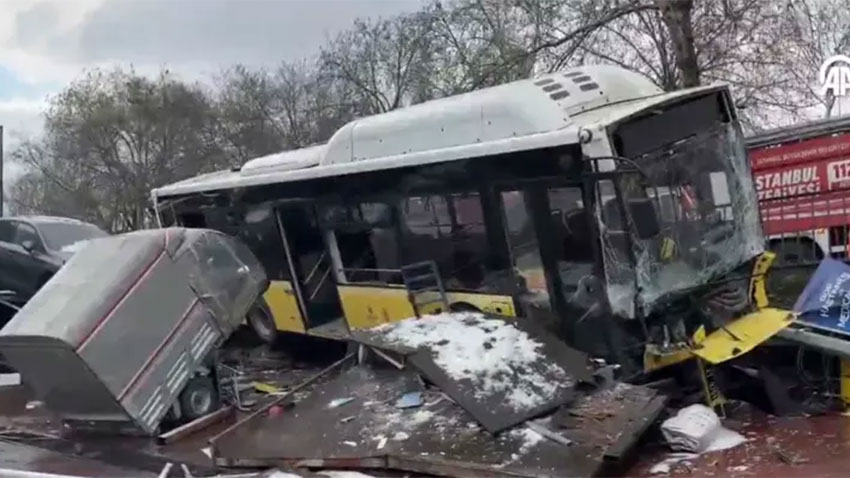 Esenler’de İETT otobüsü otoparka daldı
