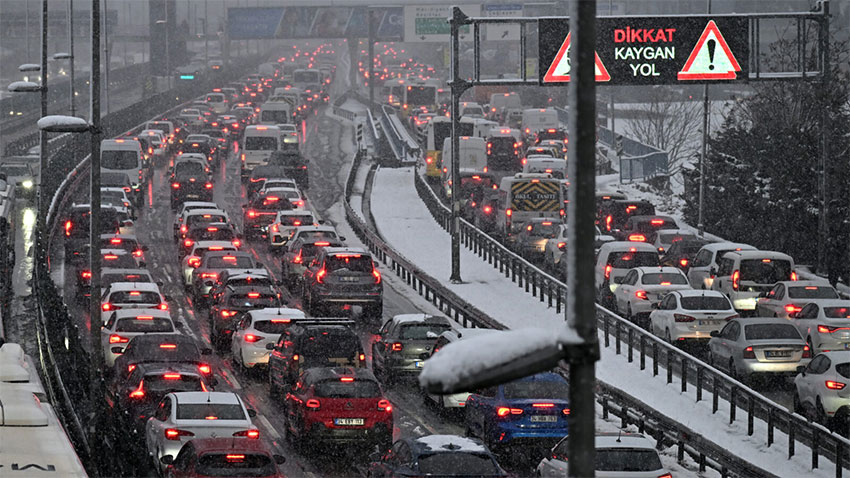 Kar yağışı İstanbul trafiğini vurdu