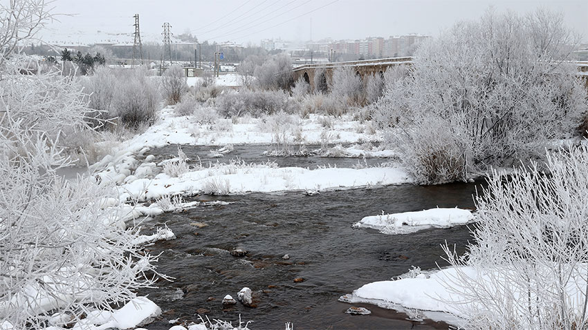 Sivas’ta Kızılırmak buz tuttu!