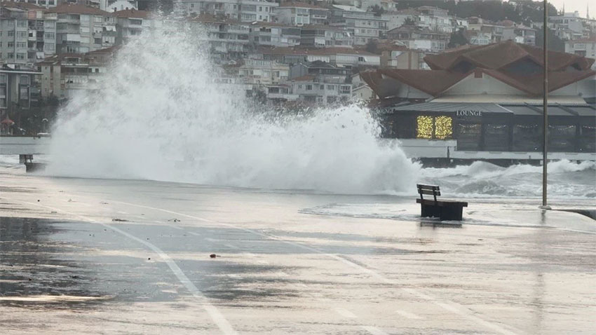 İstanbul dev dalgalara teslim oldu!