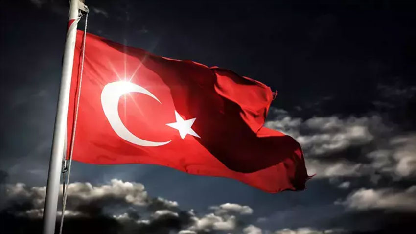 Ünlülerden bayrağa saldırıya sert tepki