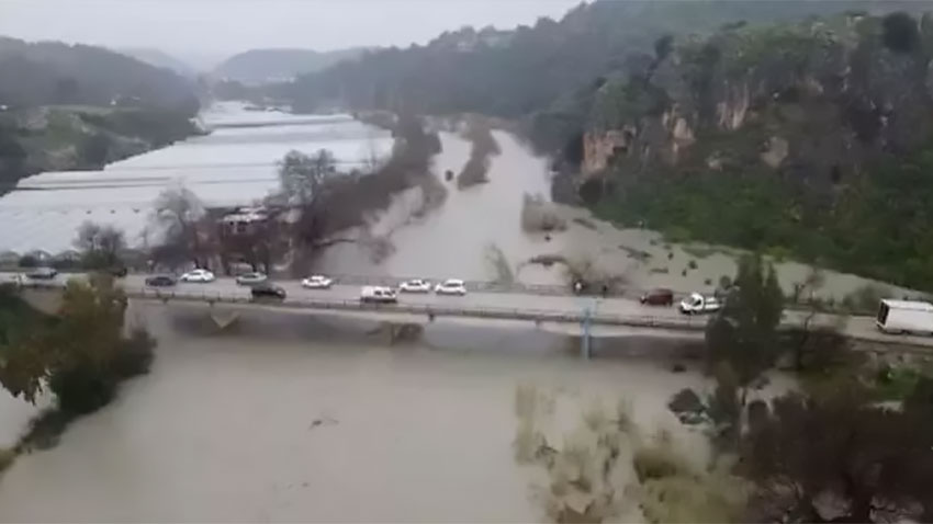 Antalya-Konya yolu göle döndü!