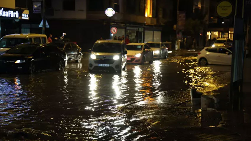 İzmir’de sağanak yolları göle çevirdi