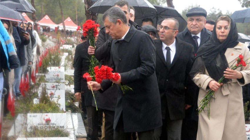 Özgür Özel deprem mezarlarını ziyaret etti