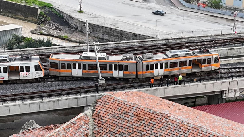 Adana’da metro vagonu raydan çıktı