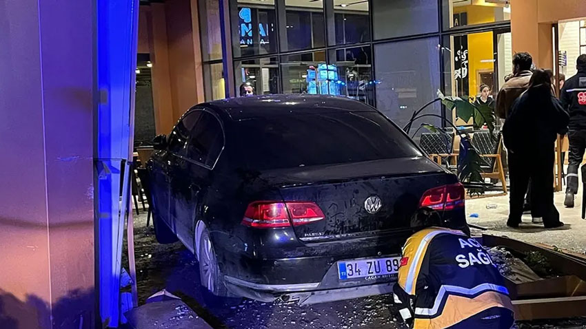 Bakırköy’de otomobil kafeye daldı: 6 yaralı