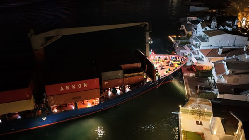 İstanbul Boğazı’nda faciadan dönüldü