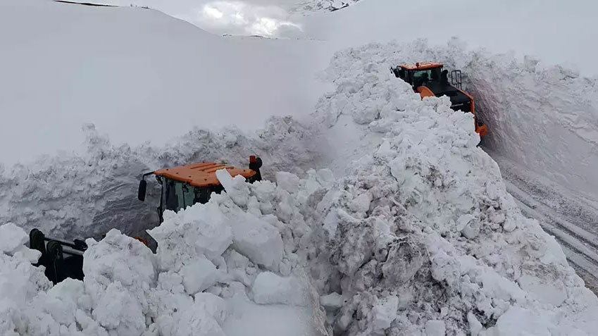 Erzincan’da nisan ayında kar sürprizi