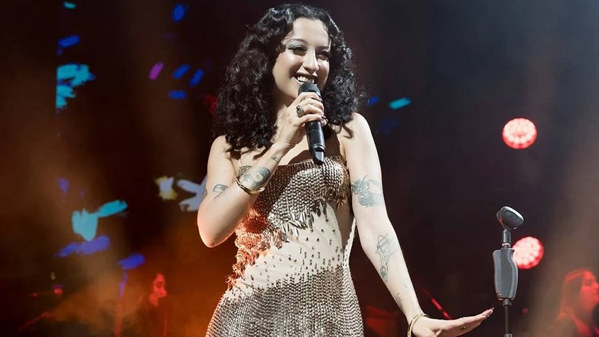 Melike Şahin müjdeli haberi sahnede verdi!