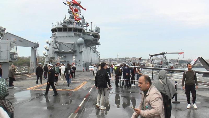 TCG Anadolu ziyaretçi akınına uğradı