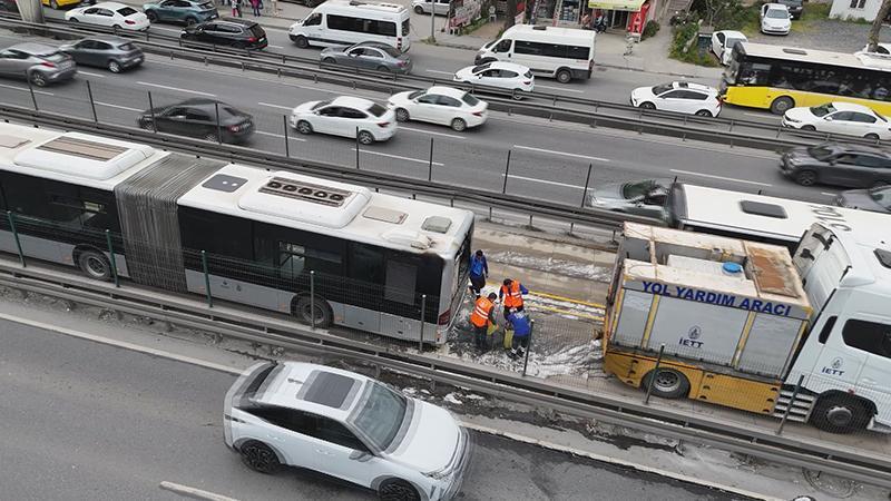 Avcılar’da metrobüs yangını trafiği felç etti