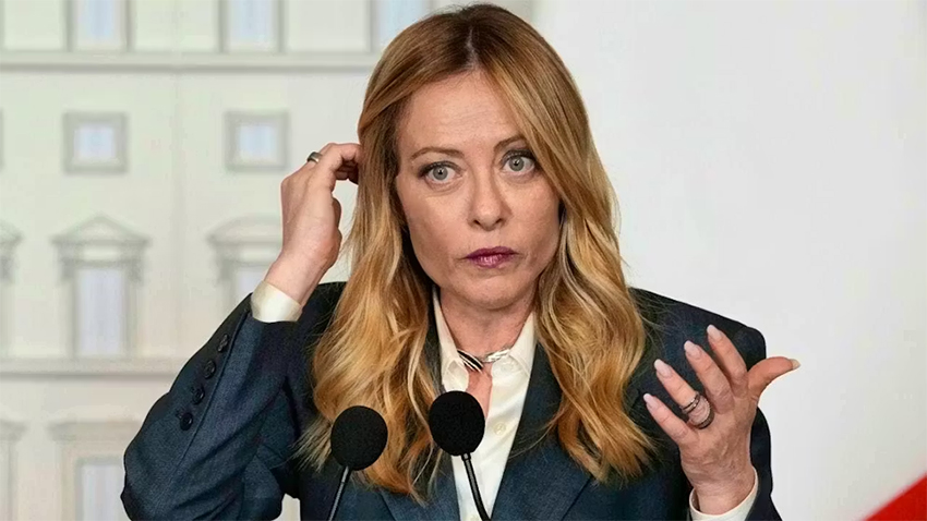 Meloni’yi yarı çıplak yaptılar!