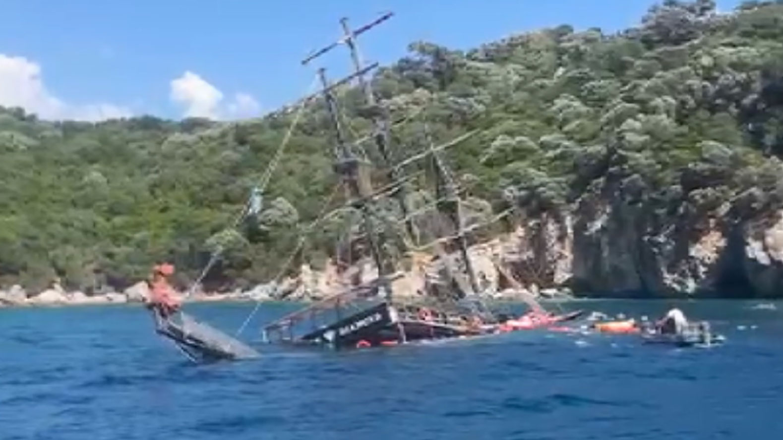Marmaris’te tur teknesi battı!