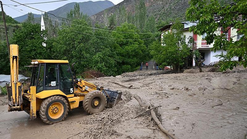 Erzurum’da heyelan; yollar kapandı