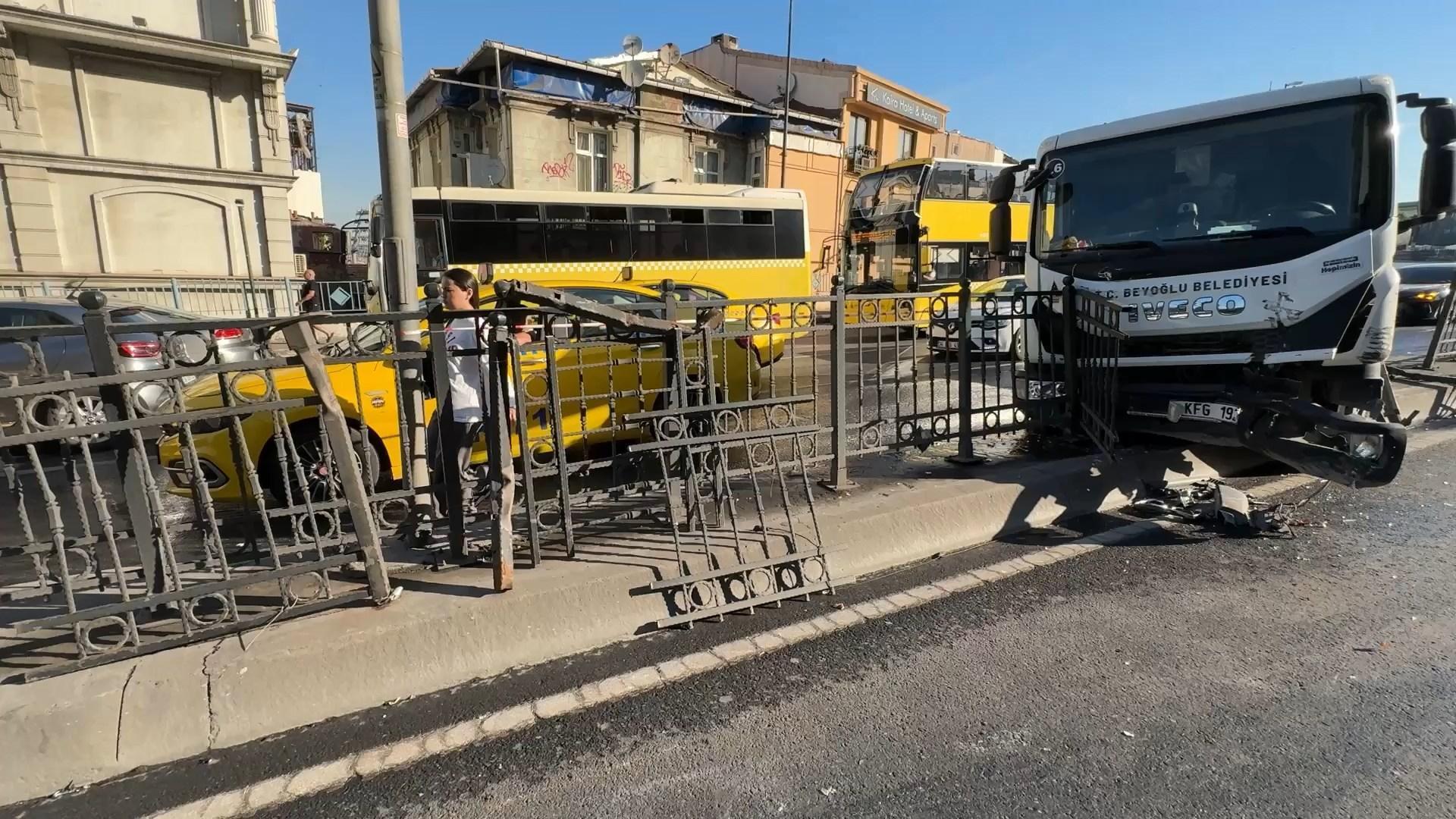 Beyoğlu’nda belediye aracı refüje çarptı