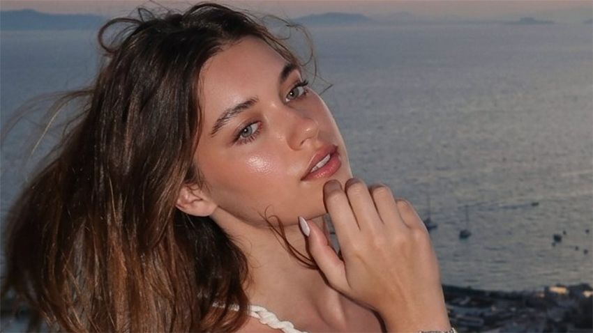 Afra Saraçoğlu bikinili pozlarıyla büyüledi