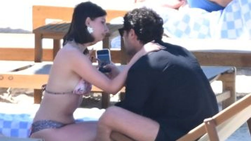 Zeynep Atılgan ve Ali Öner plajda aşka geldi