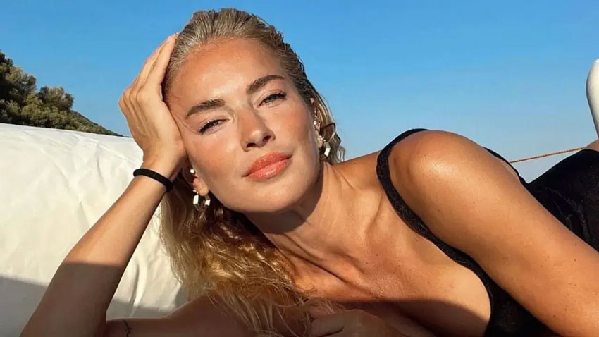 Burcu Esmersoy bikinili tatil pozlarıyla büyüledi
