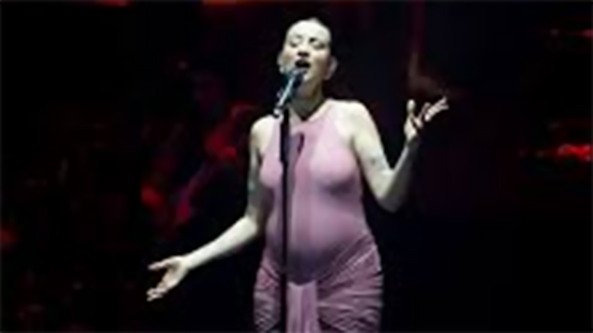 Melike Şahin karnı burnunda sahneye çıktı!