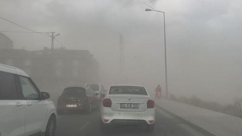 İstanbul’da fırtına hayatı felç etti