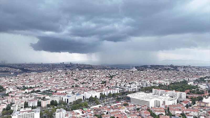 İstanbul’da gökyüzü kara bulutla kaplandı