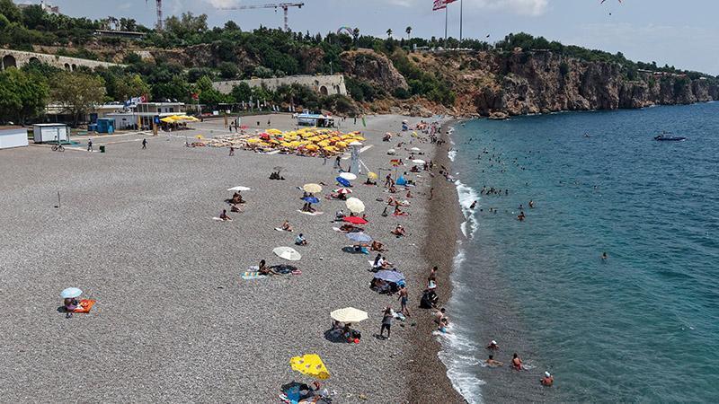Antalya’da sahiller doldu taştı