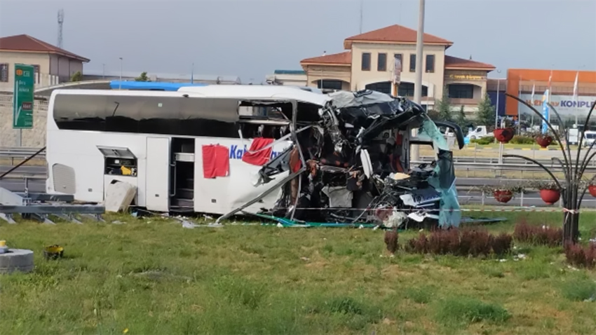 Bolu’da yolcu otobüsü bariyerlere çarptı