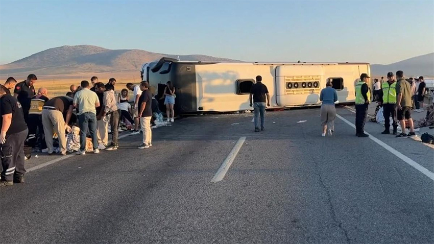 Kütahya’da yolcu otobüsü devrildi