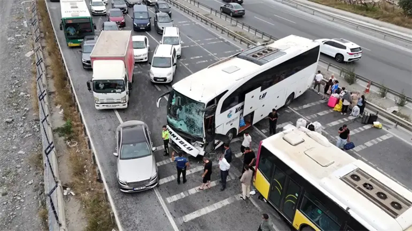 Başakşehir’de iki otobüs çarpıştı: 5 yaralı
