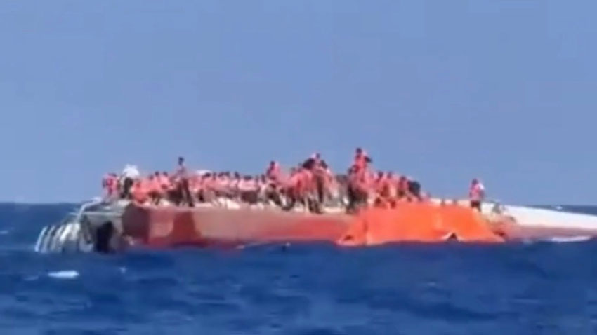 Girne açıklarında yolcu gemisi battı