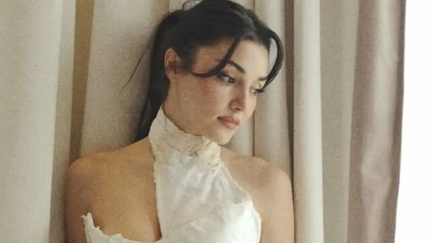 Hande Erçel’in elbisesi sosyal medyayı salladı