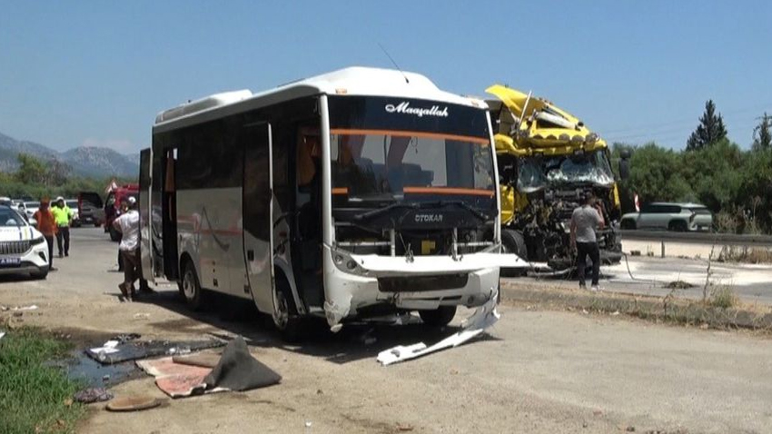 Antalya’da feci kaza: 11 yaralı
