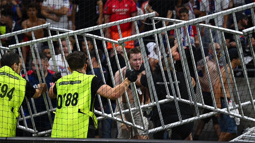 Lyon taraftarı TRT ekibine de saldırdı