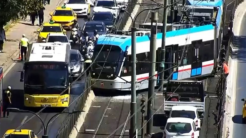 Beyoğlu’nda tramvay raydan çıktı