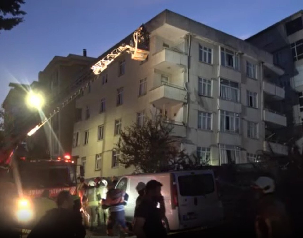 İstanbul Maltepe’de bina çöktü